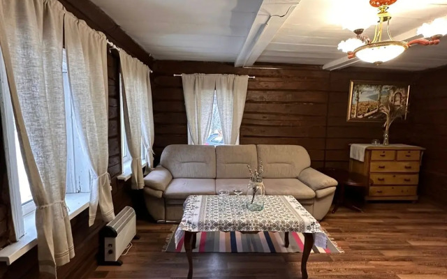 Nastoyaschiy Derevenskiy Dom s Russkoy Pechkoy Private House