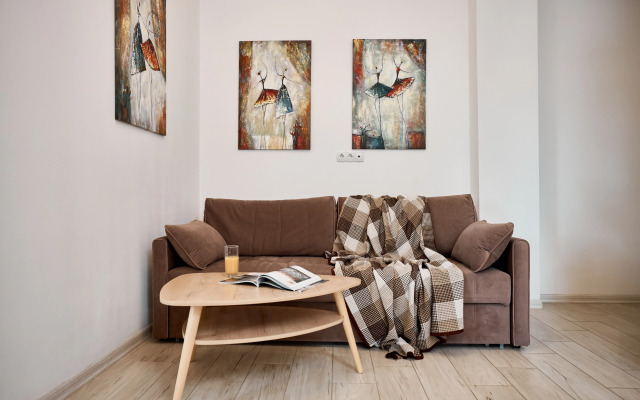 In the center of the Riviera Park Apartments