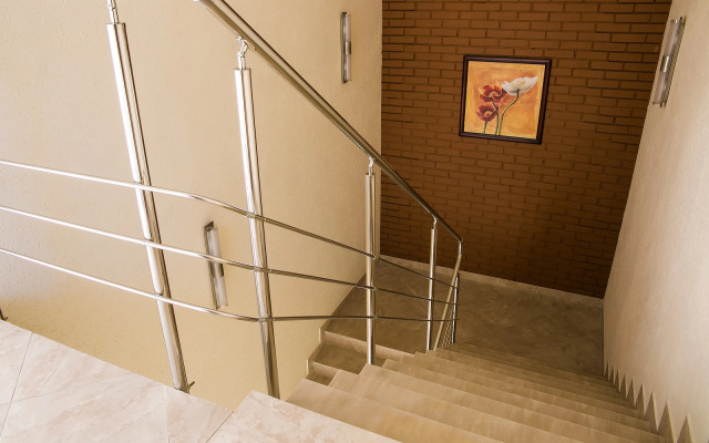 Отель Cronwell Inn Стремянная