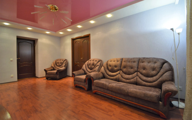 Квартира трёхкомнатная с двумя уборными лифтом и балконом