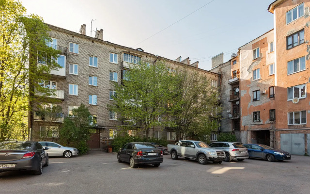 FullHouseApart dvukhkomnatnye apartamenty s balkonom i detskoy krovatkoy Apartments