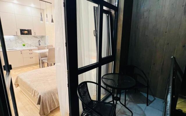 3 mestnye s balkonom i basseynom Apartments