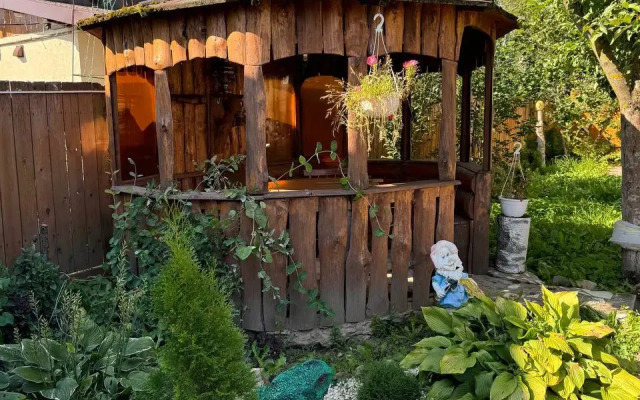 S Banej U Zvonnitsyi Monastyirya Privat House