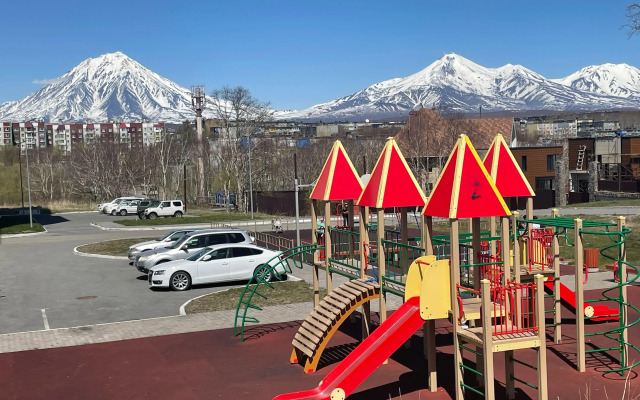 Okeanskie Panoramy. Vid na okean, vulkan, buhtu, gory i gorod Flat