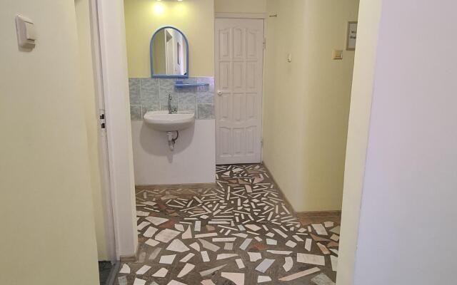 Uyut Loo Guest House