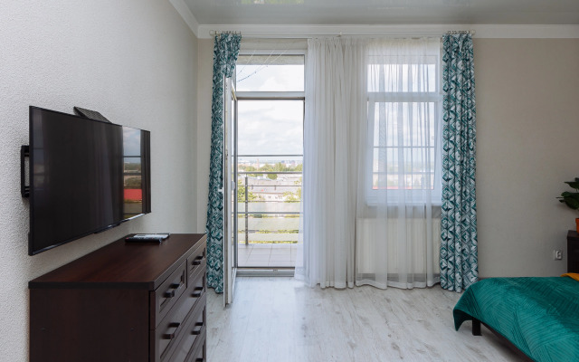 Dushevnaya, uyutnaya v parke na beregu ozera Flat