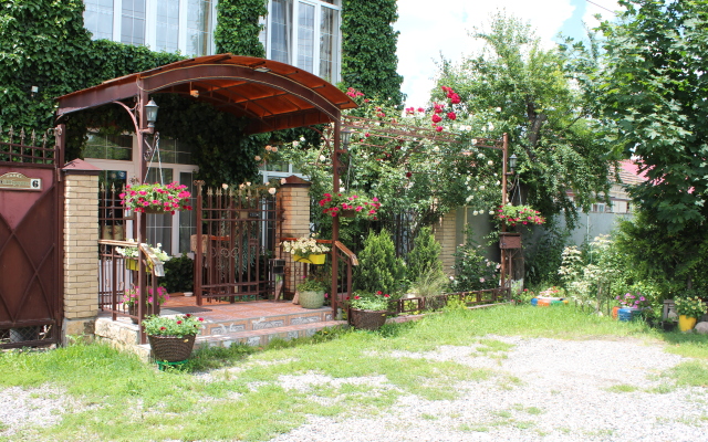 U Druzej Guest House