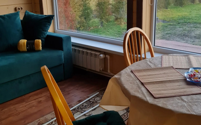 Semenyij Domik U Ozera V Karelii