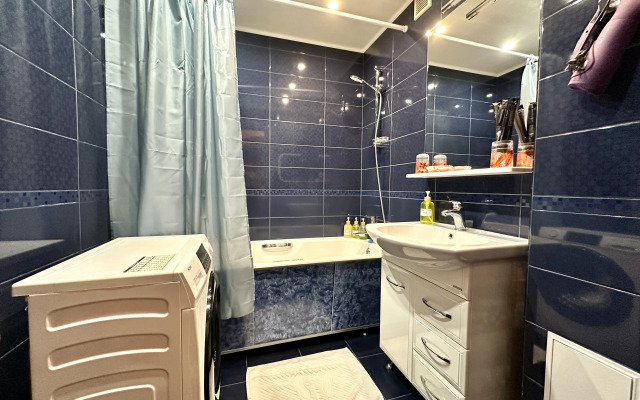 Aktiniya, Ryadom s TTS Mikhaylovskiy Apartments