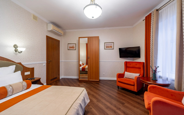 Квартира просторная с балконом и впечатляющим видом на канал Грибоедова