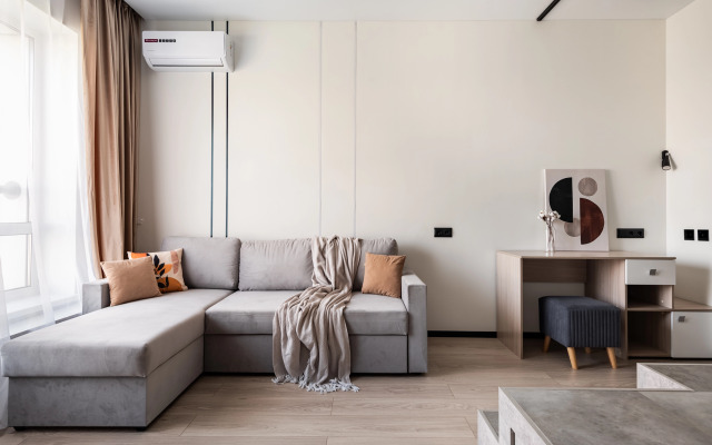 S Podiumom i vydvizhnoj krovat'yu dizajnerskaya Flat