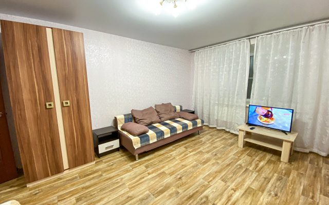 Ryadom S Ledovoy Arenoy I Futbolnym Manezhem Flat