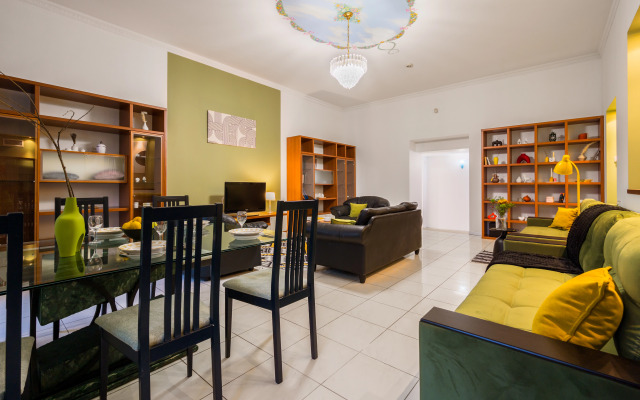 Апартаменты С видом на набережную Фонтанки