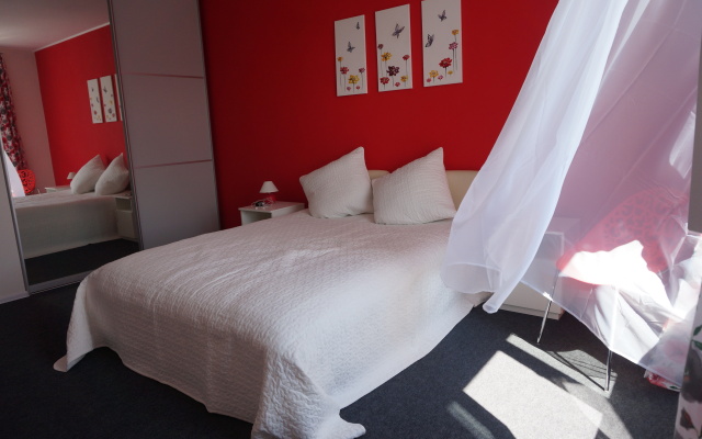 Квартира Red Wall