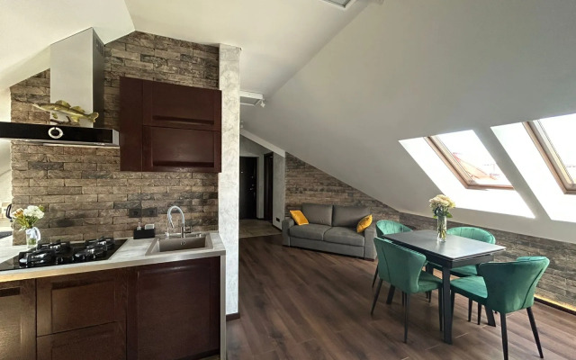 Amoroma: Nad Morem, Blizhe K Nebu Flat