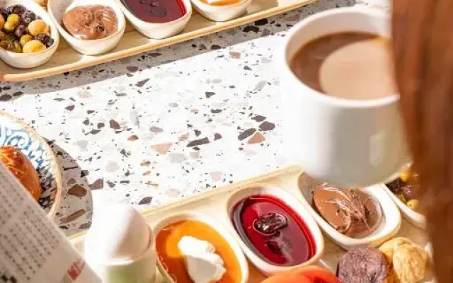 Lucky Monkey Midi Hotel