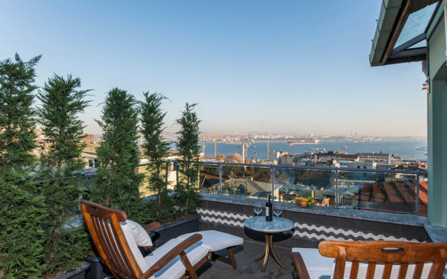 Jacuzzi across Bosphorus Apartments