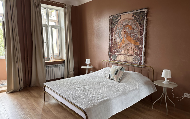 Prostornaya istoricheskaya kvartira v tsentre Flat