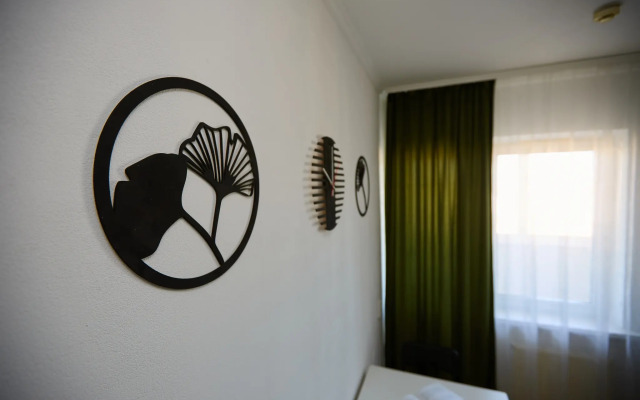 Квартира с диваном на кухне и балконом на Байбакова 2