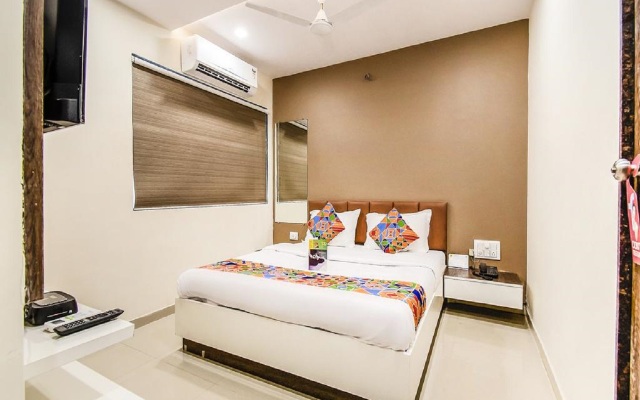 Pratiksha Hotel