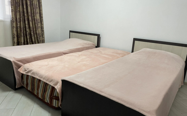 Trekhmestny S Sobstvennoy Vannoy Komnatoy Apartment