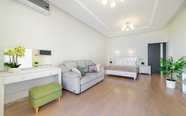 S Dvumya Terrasami I Basseynom Flat