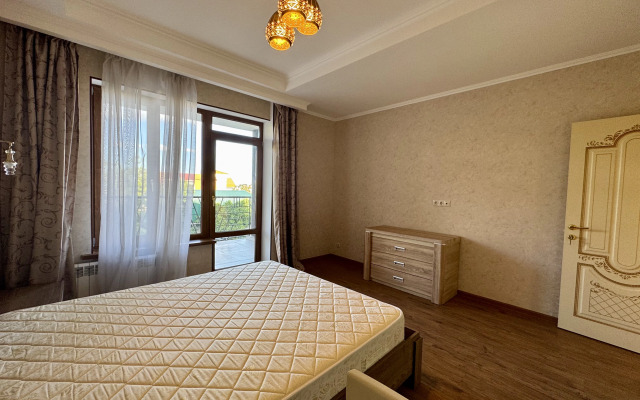 3-Kh Komnatnaya S Balkonami U Tts Konfetti Flat