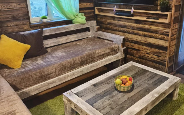 Частный дом в лесу у реки