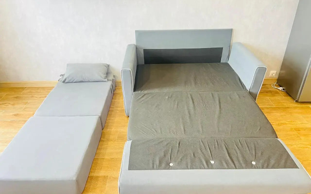 4kh mestnye apartamenty s balkonom i basseynom Apartments