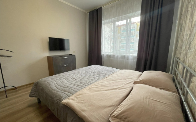 V Tsentre Goroda V 4-M Mikrorayone Flat