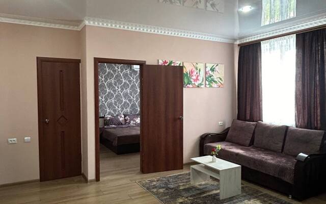Evrodvushka S Vidom Na Goru Flat