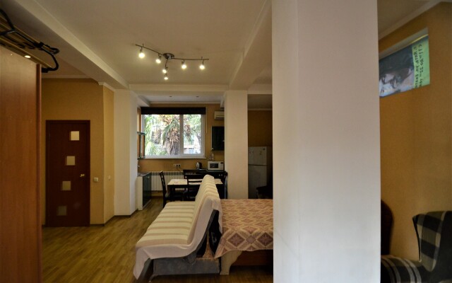 Апартаменты Статус на Кирова 10 в Ялте 2