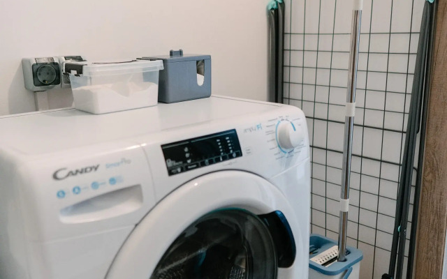 S Sovremennym Dizaynom Studiya + Spalnya Flat