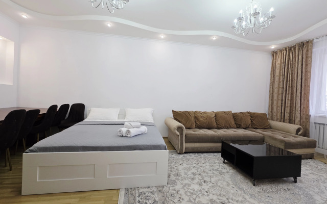 Trekhkomnatnye S Shikarnym Vidom Na Bayterek 251 Apartments