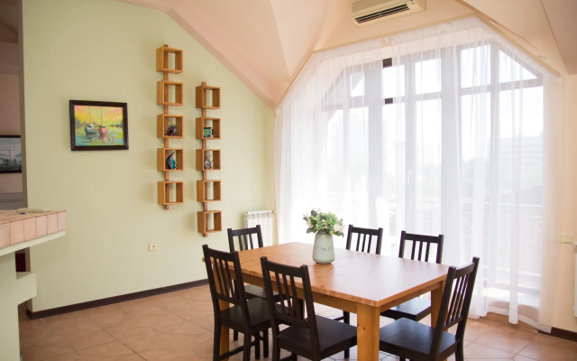 Loyal na ulitse 9-ya Liniya 14 Guest House