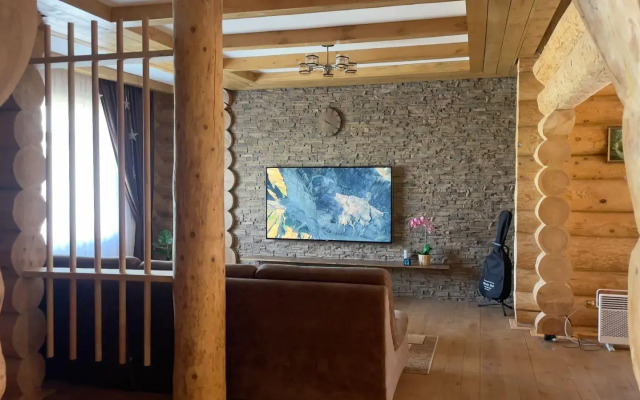 Uyutny dom v lesu u reki Private house