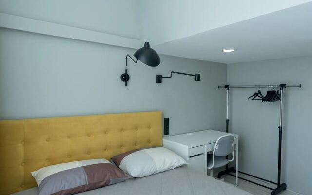 60/Designer Apartments with Mountain View