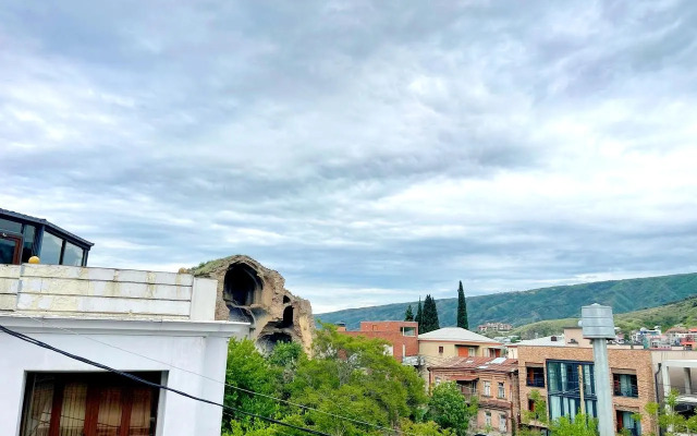 Stone House Metekhi Guest House