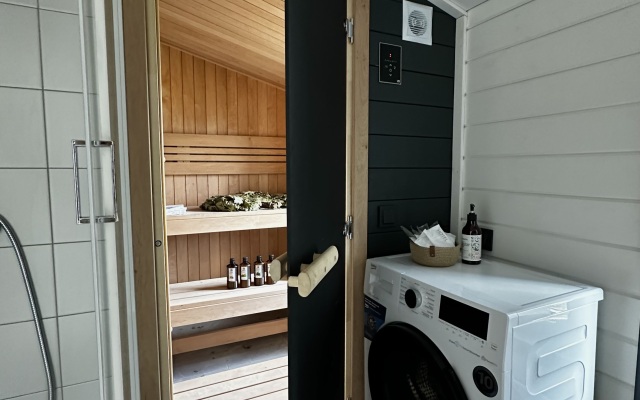 Dizaynerskiy dom s gril-mangalom, saunoy i bol'shoy terrasoy Private house