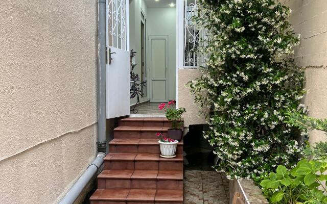 Trekhkomnatniye s Terrasoy i Balkonom Apartments
