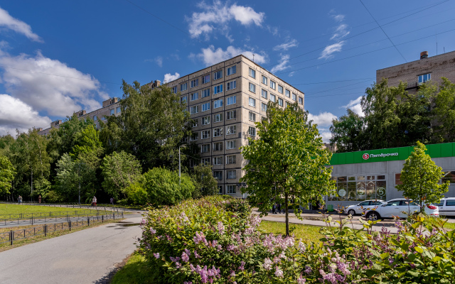 FlatHome24 у метро проспект Большевиков Apartments