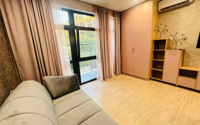 Chetyryokhmestnaya studiya s balkonom i basseynom na territorii Apartments