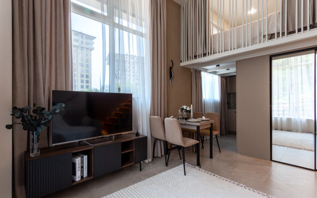 Dvukhurovnevaya U Reki S Vidom Na Goru Flat