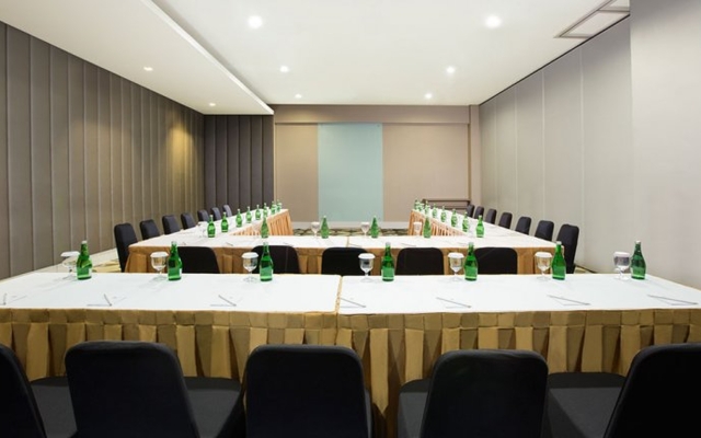 Aston Bellevue Radio Dalam Hotel