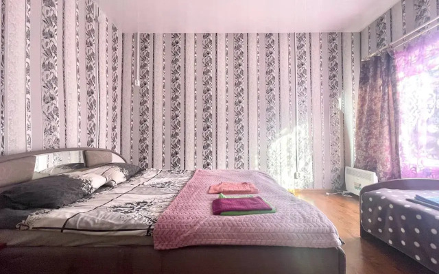 S kukhney gostinoy i otdelnoy spalney Apartments