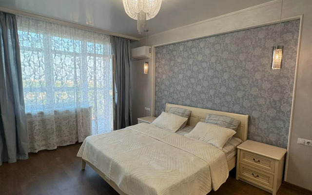 Bolshoy Lyuks s Dzhakuzi i Vidom na Gorod Flat