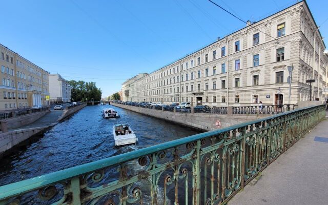 Квартира - студия в иcтoричeскoм цeнтре Санкт-Пeтеpбургa (3)