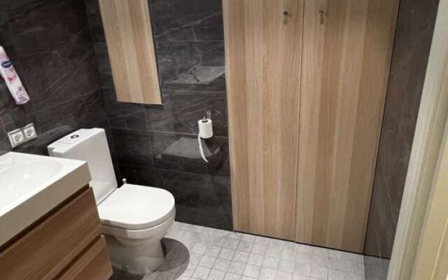 Na Naberezhnoj Bolshoj Hevki Flat