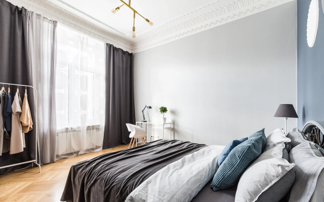 Апартаменты Avenue 180 кв.м с видом на Большую Конюшенную Улицу и Церковь Петра и Павла