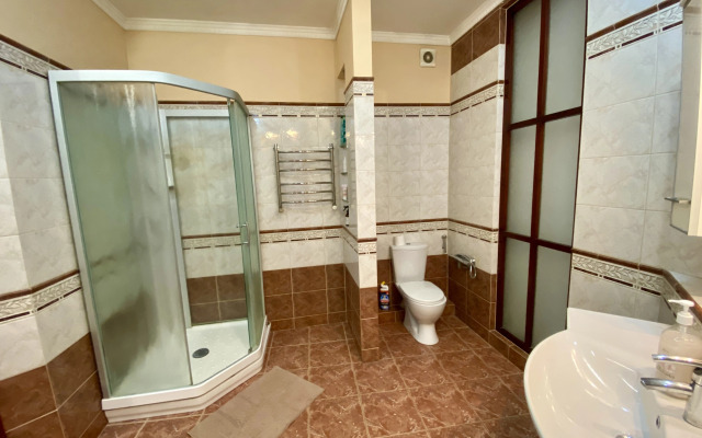 Апартаменты с французскими балконами на Чёрном озере